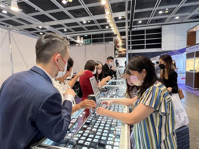 Khách tham quan ngắm nhìn các đồ trang sức tinh xảo của Công ty trang sức đá quý Cixi. (Ảnh: Mạc Luyện/TTXVN) Doanh nghiệp Hong Kong quan tâm thị trường đá quý Việt Nam ảnh 1