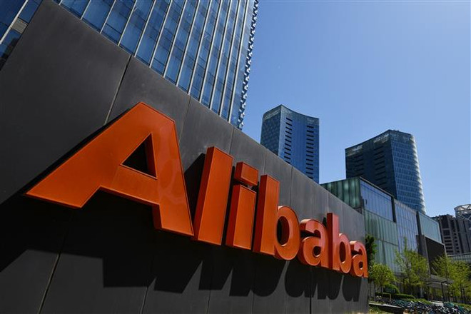 Biểu tượng Alibaba tại văn phòng của tập đoàn ở Bắc Kinh, Trung Quốc. (Ảnh: AFP/TTXVN) Alibaba bị đưa vào danh sách theo dõi hủy niêm yết chứng khoán tại Mỹ ảnh 1