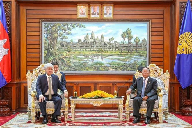 Chủ tịch Quốc hội, Chủ tịch Hội đồng Quốc gia Mặt trận Đoàn kết Phát triển Tổ quốc Campuchia Heng Samrin tiếp Chủ tịch Ủy ban Trung ương Mặt trận Tổ quốc Việt Nam Đỗ Văn Chiến. (Ảnh: Vũ Hùng/TTXVN) Tiếp tục thúc đẩy quan hệ hợp tác, hữu nghị Việt Nam-Campuchia ảnh 3