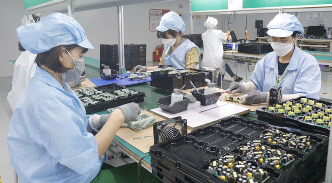 Công nhân Công ty TNHH Telstar Việt Nam, Khu công nghiệp Vân Trung, Bắc Giang (vốn đầu tư của Anh) trong dây chuyền sản xuất thiết bị điện tử. (Ảnh: Đồng Thúy/TTXVN) ttxvn-bac giang FDI.jpg