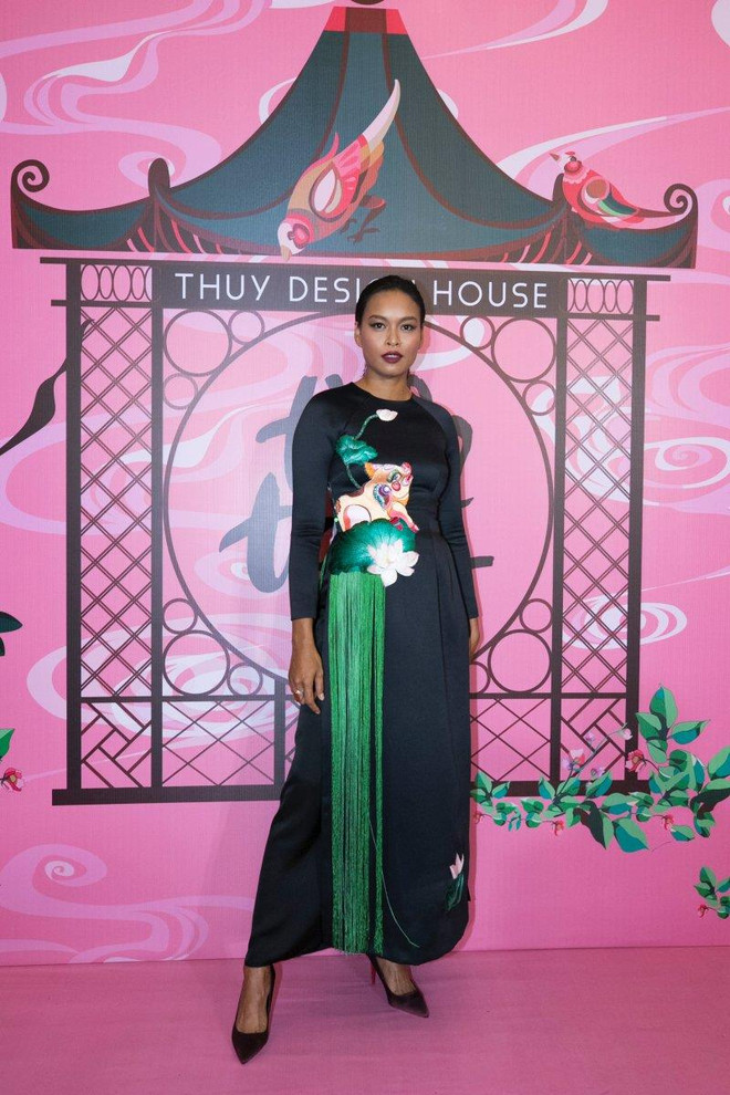 Biểu tượng nhan sắc Việt tề tựu trên thảm đỏ show của NTK Thủy Nguyễn ảnh 17