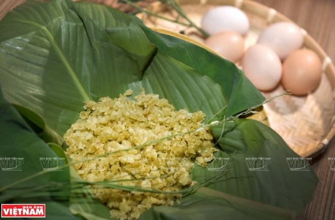 Cảm nhận độ ngậy, béo, mềm dẻo của món trứng chiên cốm xanh ảnh 2