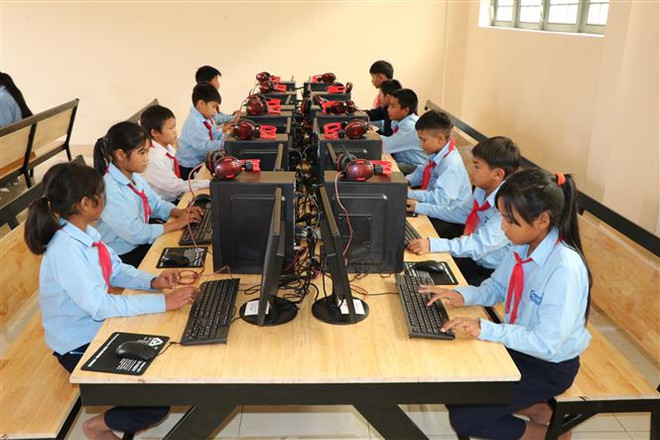 Trường Phổ thông dân tộc bán trú cấp 1,2 Măng Bút II tại Kon Tum có phòng máy tính để phục vụ dạy và học cho các em. (Ảnh: Cao Nguyên/TTXVN) Cần chấm dứt báo cáo vô căn cứ về tự do Internet ở Việt Nam ảnh 1