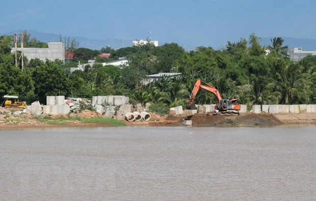 Dự án xây dựng đê kè sông Dinh khu vực huyện Ninh Phước, Ninh Thuận. (Ảnh: Công Thử/TTXVN) 15 bộ, cơ quan và 23 địa phương trả lại kế hoạch đầu tư vốn ngân sách ảnh 1