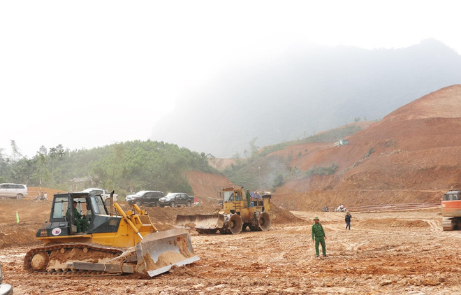 Các nhà thầu thi công hồ vượt lũ Cánh Tạng, tỉnh Hòa Bình. (Ảnh minh họa. Vũ Hà/TTXVN) 15 bộ, cơ quan và 23 địa phương trả lại kế hoạch đầu tư vốn ngân sách ảnh 2