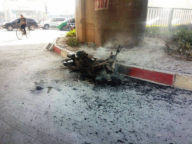 Hà Nội: Xe Attila bất ngờ bốc cháy đối diện bến xe Mỹ Đình ảnh 1