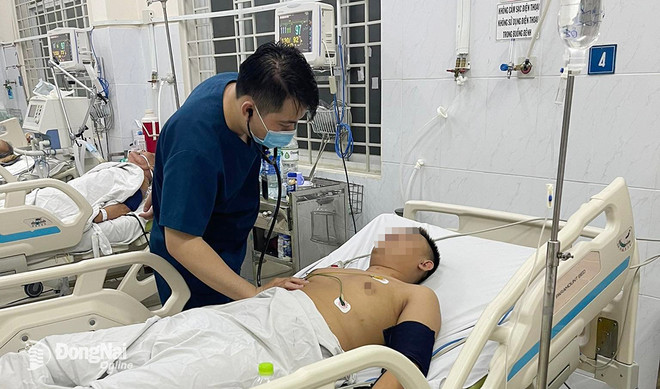 Bác sỹ kiểm tra sức khỏe cho bệnh nhân H. tối 22/3. (Ảnh: Bệnh viện cung cấp) Đồng Nai: 6 người nhập viện cấp cứu nghi do ngộ độc chất gây nghiện ảnh 1