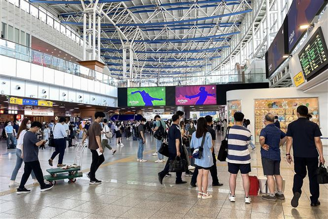 Nhà ga trung tâm Seoul nhộn nhịp trở lại khi người dân Hàn Quốc bắt đầu kỳ nghỉ Hè. (Ảnh: Anh Nguyên/TTXVN) Hàn Quốc ghi nhận hơn 85.300 ca mắc mới COVID-19 trong 24 giờ ảnh 1