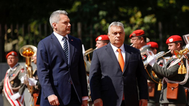 Thủ tướng Áo Karl Nehammer (trái) và người đồng cấp Hungary Viktor Orban. (Nguồn: AP) Áo: Lệnh cấm vận của EU nhằm vào khí đốt Nga là không khả thi ảnh 1