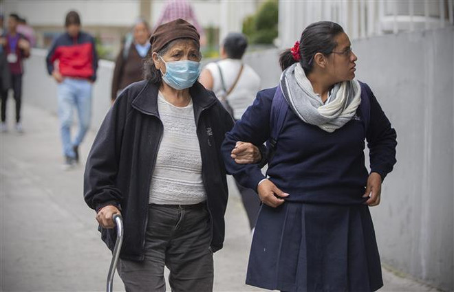 Người dân đeo khẩu trang nhằm ngăn chặn sự lây lan của dịch COVID-19 tại Quito, Ecuador. (Ảnh: THX/TTXVN) Các nước châu Mỹ ghi nhận thêm nhiều ca nhiễm và ca tử vong ảnh 2
