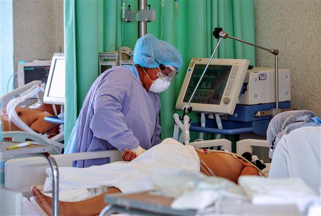 Điều trị cho bệnh nhân COVID-19 tại bệnh viện ở Toluca, Mexico, ngày 9/4/2020. (Ảnh: AFP/TTXVN) Các nước châu Mỹ ghi nhận thêm nhiều ca nhiễm và ca tử vong ảnh 1