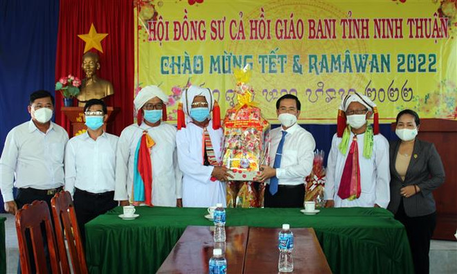 Lãnh đạo Tỉnh ủy Ninh Thuận thăm, chúc Tết Ramưvan Hội đồng Sư cả Hồi giáo Bàni tại xã Phước Hải, huyện Ninh Phước. (Ảnh: Công Thử/TTXVN) Đồng bào Chăm ở Ninh Thuận nô nức đón Tết cổ truyền Ramưvan ảnh 2