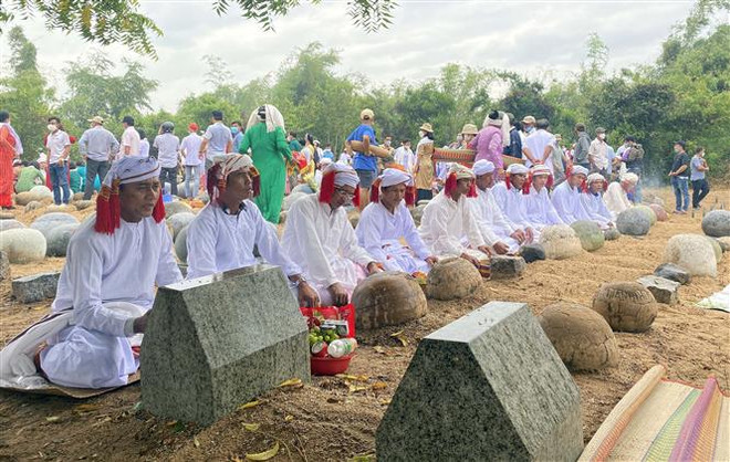 Bà con đồng bào Chăm theo đạo làm lễ tảo mộ nhân dịp Tết Ramưvan. (Ảnh: Công Thử/TTXVN) Đồng bào Chăm ở Ninh Thuận nô nức đón Tết cổ truyền Ramưvan ảnh 1