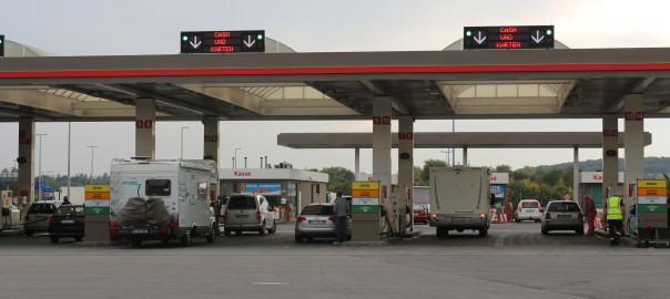 Hàng nghìn ôtô và xe tải châu Âu đổ về Luxembourg để tiếp nhiên liệu ảnh 1