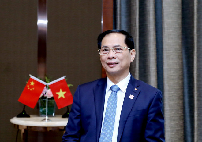 Bộ trưởng Ngoại giao Bùi Thanh Sơn Trả lời phỏng vấn về chuyến công tác của Thủ tướng Chính phủ Phạm Minh Chính tham dự Hội nghị WEF Đại Liên và làm việc tại Trung Quốc. (Ảnh: TTXVN phát) ttxvn_bo_truong_ngoai_giao_bui_thanh_son.jpg
