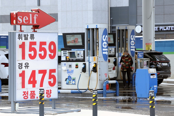 Một trạm bán xăng ở Seoul, Hàn Quốc. (Ảnh: Yonhap/TTXVN) ttxvn-gia dau 2.jpg