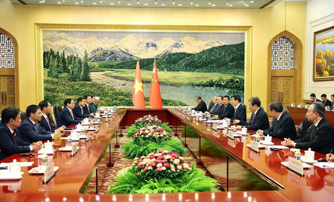 Thủ tướng Phạm Minh Chính hội kiến Chủ tịch Chính hiệp toàn quốc Trung Quốc Vương Hộ Ninh. (Ảnh: Dương Giang/TTXVN) ttxvn-wef 4.jpg