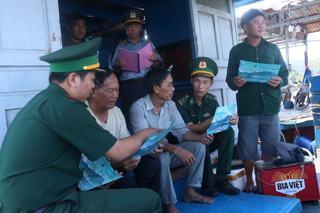 Các lực lượng chức năng thường xuyên đến từng tàu cá để tuyên truyền về việc chấp hành các quy định của pháp luật trong khai thác hải sản. (Ảnh: Đoàn Hữu Trung/TTXVN) ttxvn-IUU 5.jpg