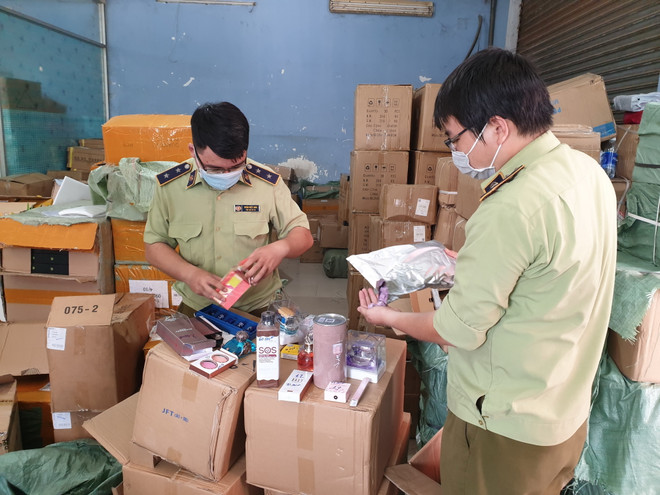 Phát hiện kho hàng lậu mỹ phẩm, thực phẩm chuẩn bị đưa đi tiêu thụ ảnh 1