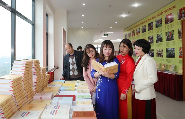 Đại biểu tham quan trưng bày sách của Tổng Bí thư Nguyễn Phú Trọng. (Ảnh: Phương Hoa/TTXVN) Ra mắt cuốn sách tổng hợp ý kiến chỉ đạo của Tổng Bí thư với công an ảnh 3