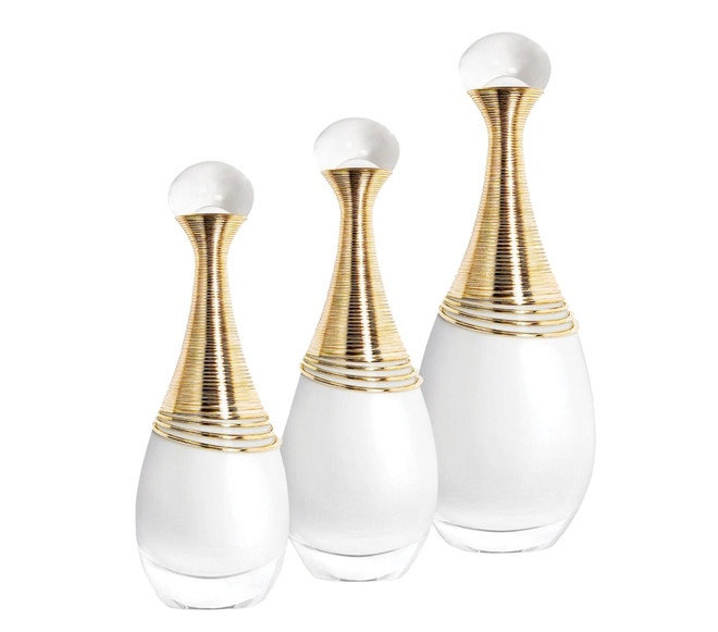 Dior J'Adore Parfum d’Eau: Nước hoa không cồn màu trắng sữa, khi xịt lên da tạo cảm giác ẩm mướt và mềm mại. Effortless beauty: Khi làm đẹp không cần phải gắng gượng ảnh 5