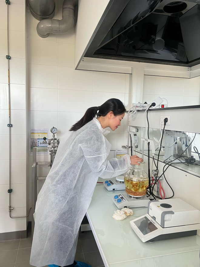 Chưng cất cánh hoa trà trong phòng lab. Đến làng Gaujacq thăm thủ phủ hoa trà của thương hiệu Chanel ảnh 11