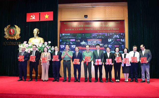 Phó Giáo sư-Tiến sỹ Trần Quốc Tỏ, Ủy viên Trung ương Đảng, Phó Bí thư Đảng ủy Công an Trung ương, Thứ trưởng Bộ Công an trao tặng cuốn sách cho đại diện các bộ, ban, ngành Trung ương. (Ảnh: Phạm Kiên/TTXVN) Ra mắt cuốn sách tổng hợp ý kiến chỉ đạo của Tổng Bí thư với công an ảnh 1