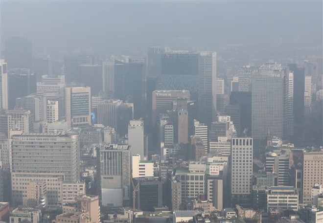 Cả đất nước Hàn Quốc chìm trong màu vàng của bụi và cát ảnh 1