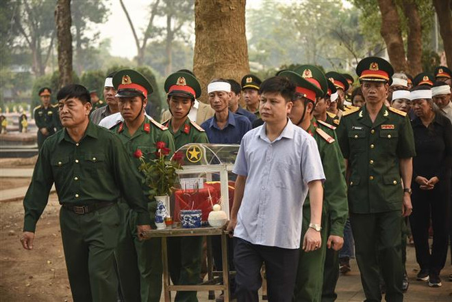 Đưa hài cốt liệt sỹ về an táng tại Nghĩa trang liệt sỹ Độc Lập. (Ảnh: Xuân Tư/TTXVN) An táng hai hài cốt liệt sỹ hy sinh trong Chiến dịch Điện Biên Phủ ảnh 1