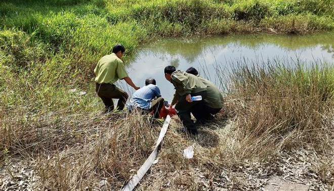 Các lực lượng chức năng kiểm tra trang thiết bị phục vụ công tác chữa cháy rừng trên địa bàn huyện Tri Tôn, tỉnh An Giang. (Ảnh: Thanh Sang/TTXVN) Nguy cơ xảy ra cháy lớn ở tất cả các loại rừng tại tỉnh An Giang ảnh 2