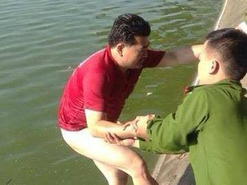 Hoảng hồn vì nam thanh niên nhảy xuống hồ và đòi bơi ra Tháp Rùa ảnh 1