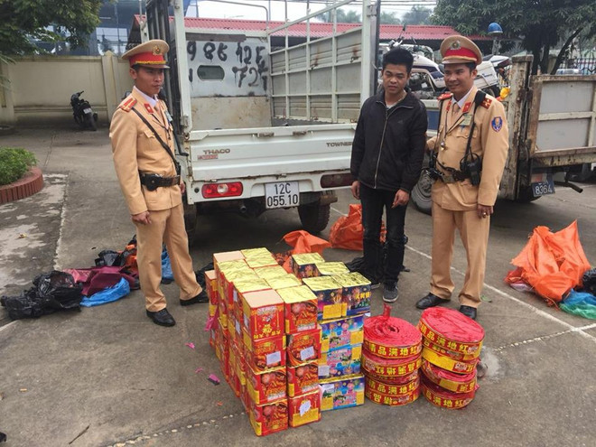 Hà Nội: Bắt quả tang một xe tải chở lậu gần 100 sản phẩm pháo ảnh 1