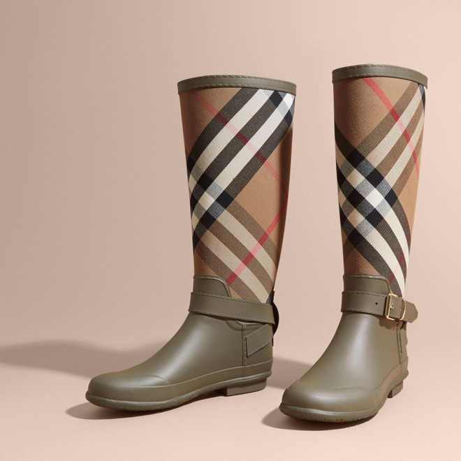 Bí quyết phối đồ giúp bạn vẫn tự tin tỏa sáng dù trời mưa ảnh 12