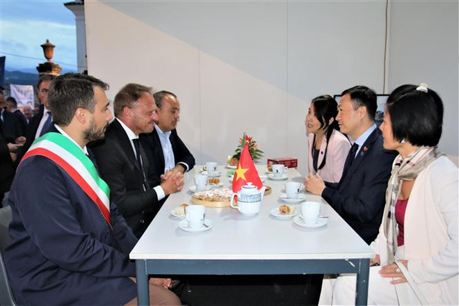 Đại sứ Việt Nam tại Italy Dương Hải Hưng trao đổi với Bộ trưởng Bộ Nông nghiệp Italy Francesco Lollobrigida tại gian hàng Việt Nam. (Ảnh: Thanh Hải/TTXVN) Việt Nam và Italy là đối tác quan trọng của nhau trong nông nghiệp ảnh 1
