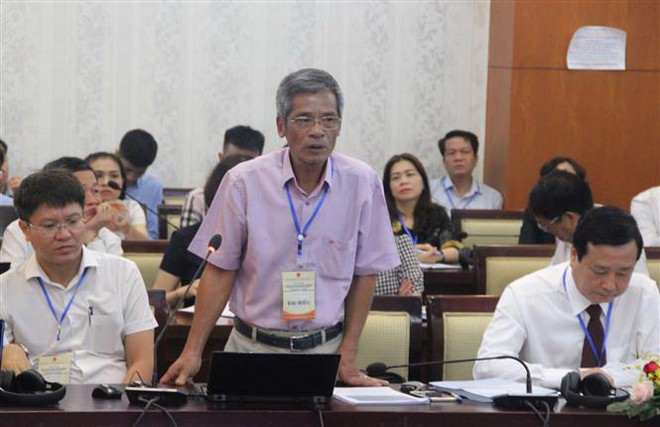 Ông Hoàng Văn Bẩy, Cục trưởng Cục Quản lý tài nguyên nước, Bộ Tài nguyên và Môi trường trình bày giải pháp ứng phó với sụt lún đất. (Ảnh: Xuân Dự/TTXVN) Cấp bách giải quyết sạt lở, sụt lún đất và xâm nhập mặn vùng ĐBSCL ảnh 2