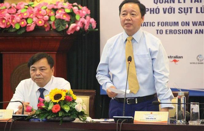 Ông Trần Hồng Hà, Bộ trưởng Bộ Tài nguyên và Môi trường phát biểu tại diễn đàn. (Ảnh: Xuân Dự/TTXVN) Cấp bách giải quyết sạt lở, sụt lún đất và xâm nhập mặn vùng ĐBSCL ảnh 1