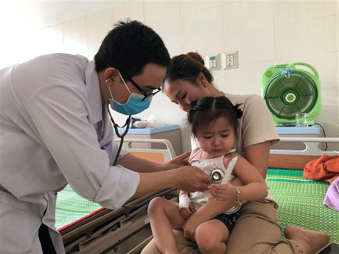Quảng Ngãi: Trẻ mắc bệnh hô hấp tăng cao, bệnh viện quá tải ảnh 2