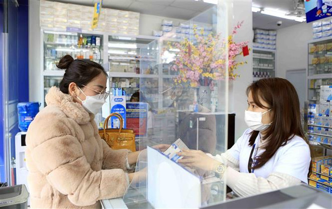 Khách mua thuốc tại Nhà thuốc Long Châu, thành phố Vĩnh Yên (Vĩnh Phúc). (Ảnh: Hoàng Hùng/TTXVN) Khi doanh nghiệp bán lẻ lấn sân sang ngành dược phẩm ảnh 1