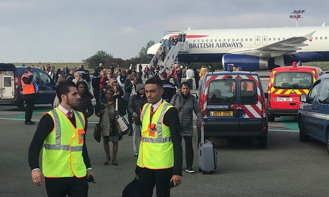 Hành khách British Airways sơ tán khẩn cấp khỏi máy bay tại Pháp ảnh 1