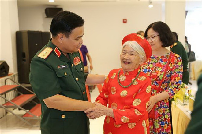 Bộ Quốc phòng tổ chức gặp mặt 300 đại biểu Bà mẹ Việt Nam Anh hùng ảnh 1