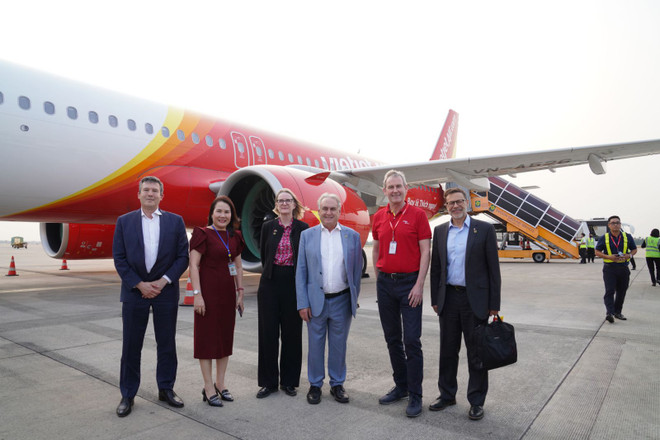 Phó Tổng giám đốc Vietjet Michael Hickey đón đoàn công tác của Bộ trưởng Thương mại và Du lịch Australia, Thượng nghị sỹ Don Farrell tại sân bay Tân Sơn Nhất, Thành phố Hồ Chí Minh. (Nguồn: Vietnam+) Đường bay mới của Vietjet góp phần tăng kết nối Australia-Việt Nam ảnh 1