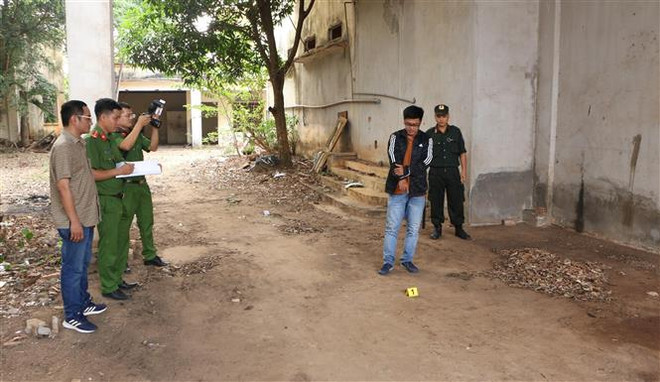 Trần Hoàng Phương thực nghiệm lại hiện trường tại cây xăng số 6, ấp 1, xã Đồng Tiến, huyện Đồng Phú. (Ảnh: TTXVN phát) Tài xế container chiếm đoạt gần 13 tấn hạt điều trị giá 1,5 tỷ đồng ảnh 1
