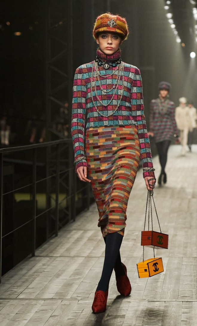 Chanel mê hoặc các tín đồ với túi xách hình container, phao cứu sinh ảnh 19