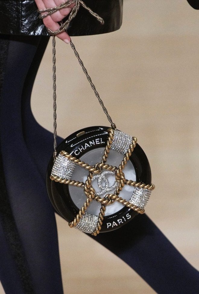 Chanel mê hoặc các tín đồ với túi xách hình container, phao cứu sinh ảnh 3