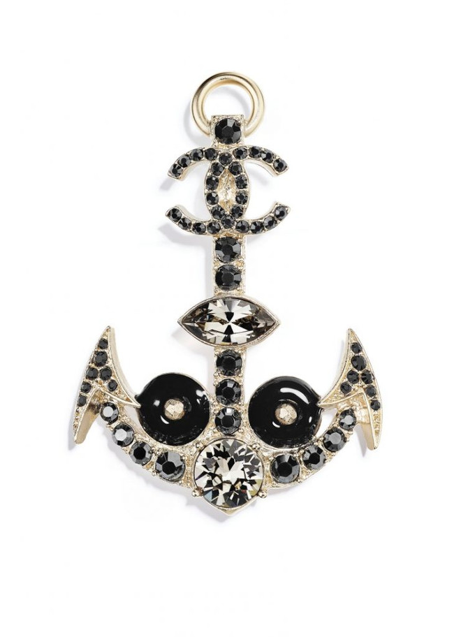 Chanel mê hoặc các tín đồ với túi xách hình container, phao cứu sinh ảnh 9