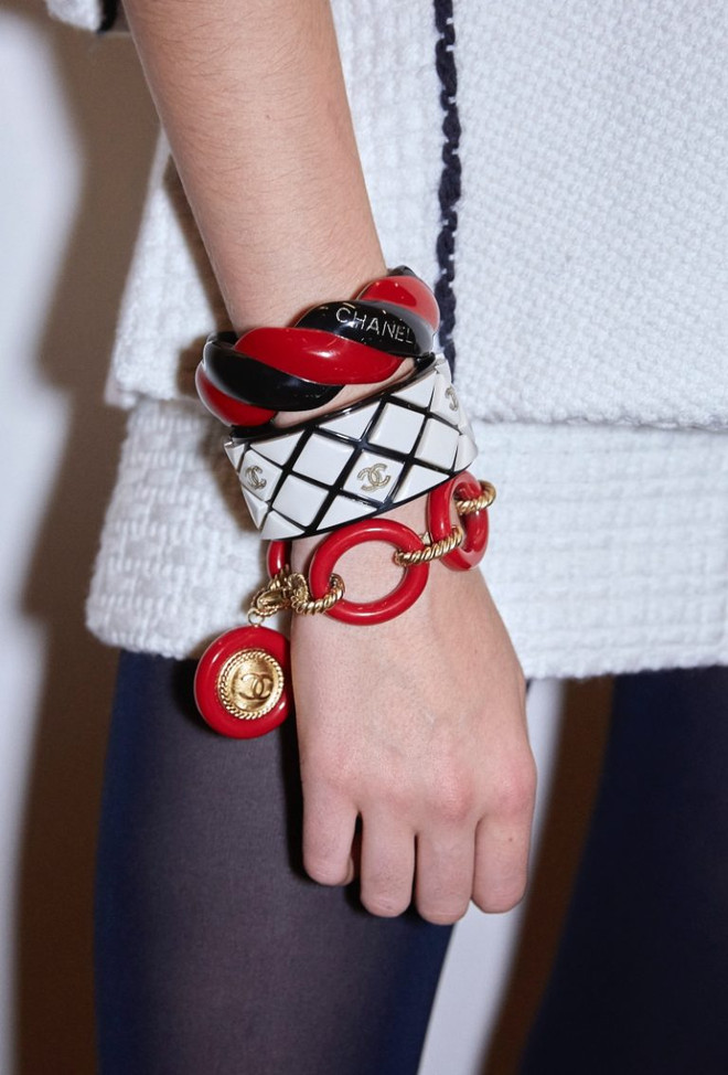 Chanel mê hoặc các tín đồ với túi xách hình container, phao cứu sinh ảnh 8