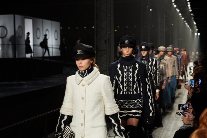 Chanel mê hoặc các tín đồ với túi xách hình container, phao cứu sinh ảnh 17