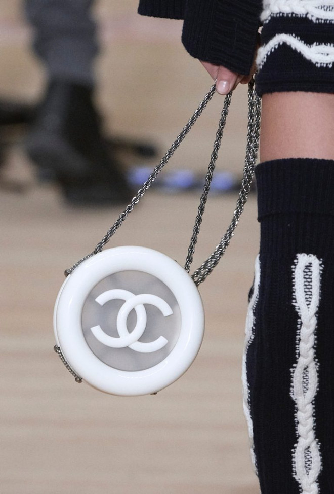 Chanel mê hoặc các tín đồ với túi xách hình container, phao cứu sinh ảnh 4