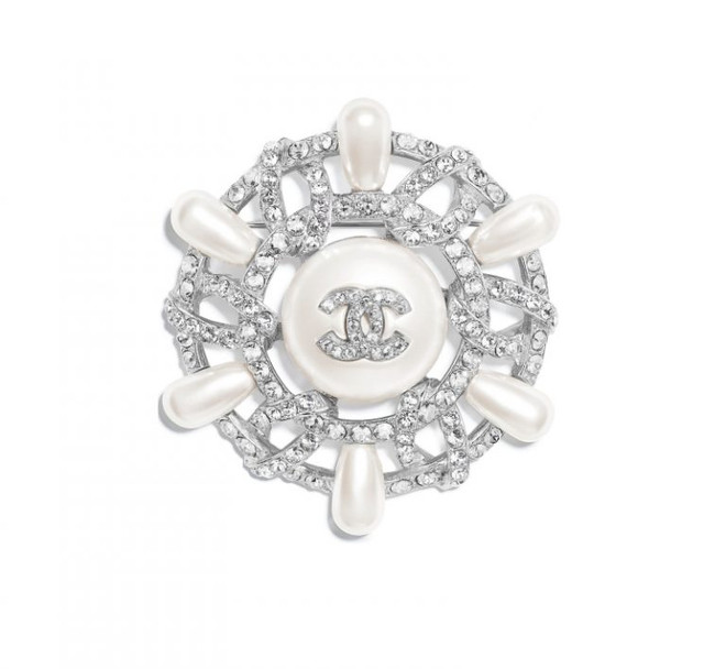 Chanel mê hoặc các tín đồ với túi xách hình container, phao cứu sinh ảnh 13