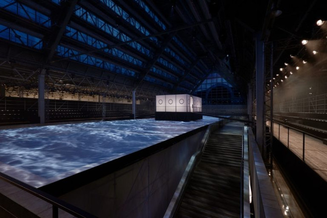 Chanel mê hoặc các tín đồ với túi xách hình container, phao cứu sinh ảnh 16